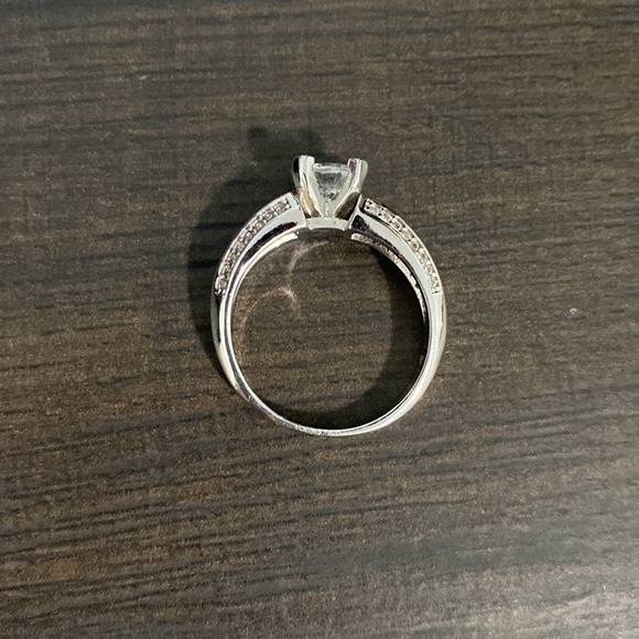 Gorgeous Sterling Silver Cubic Zirconia Ring Size 8 - Picture 5 of 7